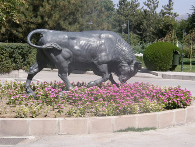 Eskişehir'de öğretmenlik yapan Şükrü Baysan, ahşap heykel tutkusunu dönemin Anadolu Üniversitesi Rektörü Yılmaz Büyükerşen'le paylaşır. Ahşap üzerine kalıpla yapılan heykel bugün Eskişehir Anadolu Üniversitesi Kampüsü'nde bulunuyor.