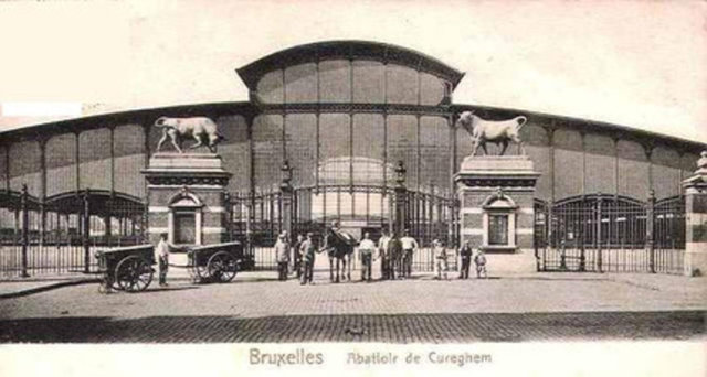 Dövüşen Boğa ve Diklenen Boğa Heykelleri'nin birer kopyası da Brüksel'deki Cureghem Sığır Mezbahasının girişine 1901'de yerleştirilmiş.