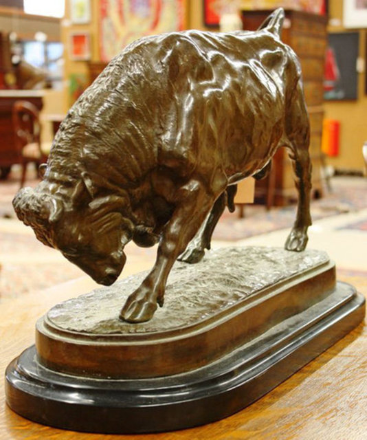 Isidor Bonheur'un  Kayınbiraderi François Peyroul'un Dökümhanesi'nde hazırlanan ve Beynelmilel fuarlarında da sergilenen, şu an özel koleksiyonlarda bulunan 35x51x18 cm'lik Yavru Boğa denebilecek modelleri bile mevcut.