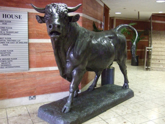 Heykeller çok uluslu firmaların hizmet verdiği bir iş merkezinin girişinde duruyor.