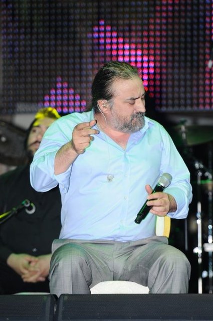 Basın mensuplarının karşısına çıkan Konak, verdiği kilolarla dikkat çekti.