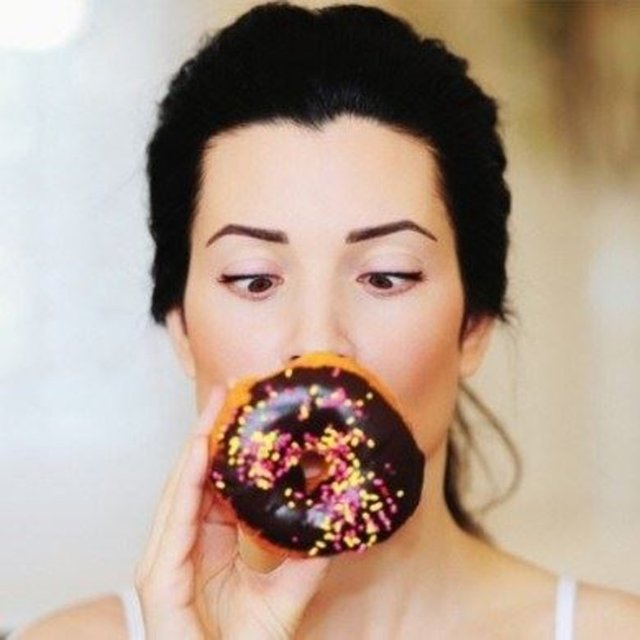 Regl dönemi öncesinde yemekle ilgili sorunları olan tek kişi emin olun siz değilsiniz. Beyniniz serotonin ihtiyacını karşılamak için en tatlı şeylere ve ardından tuzlu gıdalara karşı saldırı başlatır.