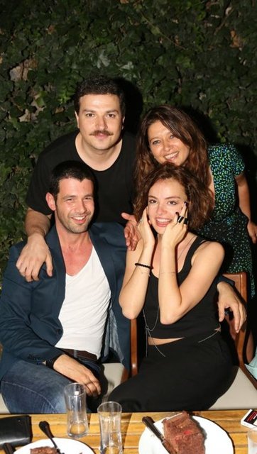 03 Keremcem'in annesinin, yıllar önce aile dostları Seden Kutlubay'a "Keremcem, bir gün evlilik teklifi edecekse bu yüzükle etsin" diyerek emanet ettiği yüzüğü o gece Kutlubay'dan alan ve sevgilisinin parmağına takan Keremcem, herkesi şaşırttı.