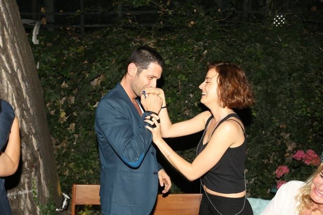 Haziran ayından beri haberi gizli tutan çift, kısa süre önce aile içinde gerçekleşen nişan töreninin ardından mutluluklarını paylaşma kararı aldı.