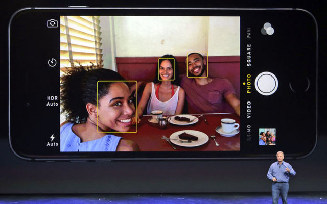 iPHONE 6'DAN YENİ ÖDEME SİSTEMİ -  - Yeni iPhone 6'larda, Apple Pay adında NFC'ye (Near Field Communication) sahip bir ödeme sistemi mevcut. Kullanıcı iPhone 6'sını kredi kartı gibi kullanabiliyor.