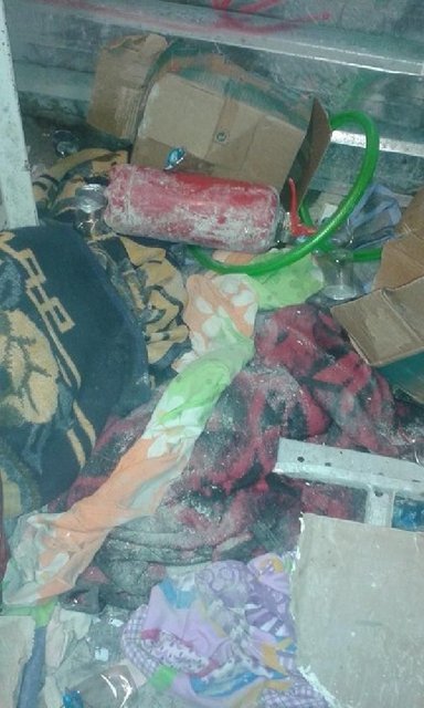 Yardıma koşan arkadaşları, ölen işçilerin baretleri ve ayakkabıları ile kanlı zeminin de fotoğraflarını çekmiş.