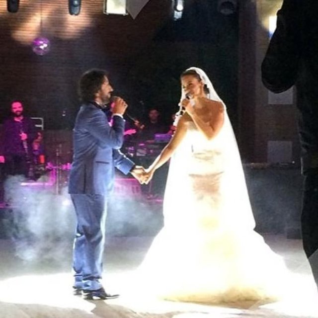Ünlü besteci ve yorumcu Fettah Can, 7 yıldır birlikte olduğu şarkıcı ve söz yazarı sevgilisi Cansu Kurtçu ile önceki akşam nikah masasına oturdu. -