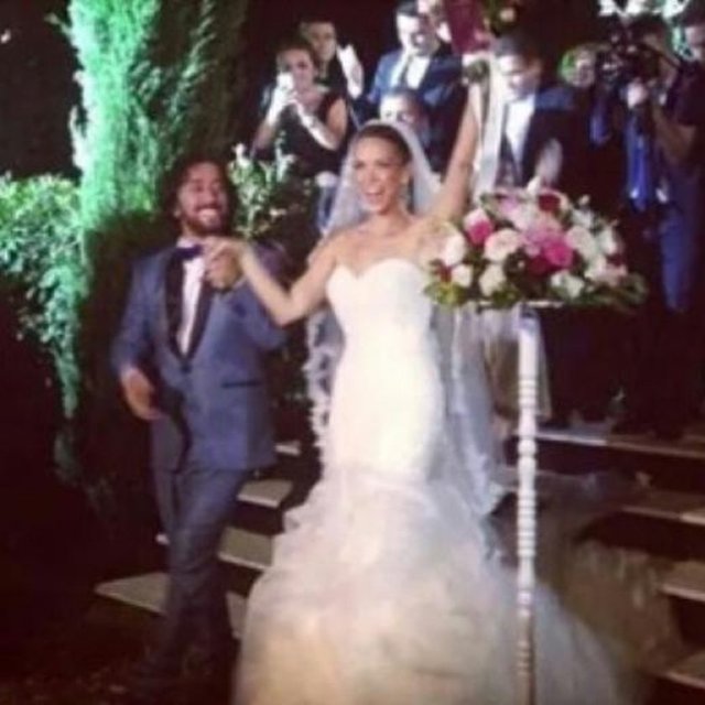 Göksel Gümüşdağ'ın kıydığı nikahta ünlü çiftin nikah şahitliğini çocukluk arkadaşları yaptı. -