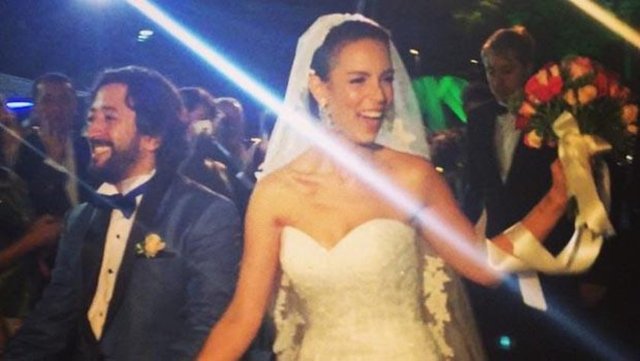 Nikâhları Göksel Gümüşdağ tarafından kıyılan çift geceye özel hazırladıkları şarkıları birlikte seslendirip - konuklara sürpriz yaptı.