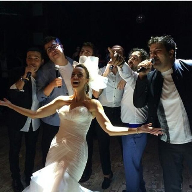 İstanbul Event Garden'da düzenlenen düğünde, sanatçı dostları çifti yalnız bırakmadı.