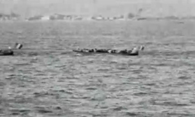 Bazı tarihçiler İzmir yangınını Rumlar'ın şehirden kaçmaları için Türkler'in çıkardığını iddia ederken kimi tarihçiler ise kaçmadan önce Yunanlılar'ın İzmir'in çeşitli mahallelerini ateşe verdiğini söylüyor.