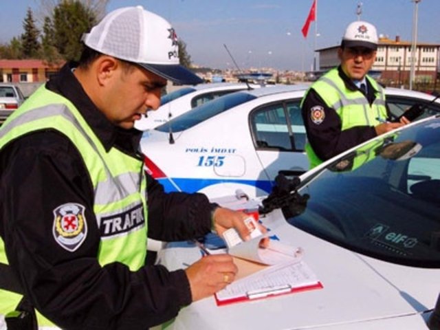 Diyelim ki 10 Eylül 2012 tarihinde 537 lira trafik cezası aldınız. Bu ceza, 671 liralık gecikme faiziyle birlikte normalde bugün bin 208 liraya çıktı.