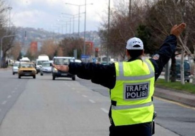 Nisan 2014 tarihinden önce kesilmiş trafik cezaları yapılandırma hakkına sahip olacak. Diğer taraftan, 31 Aralık 2013'ten önce kesilmiş ama bugüne kadar vatandaşa tebliğ edilmemiş trafik cezaları 120 liranın altında ise bu cezalar da tümüyle silinecek.