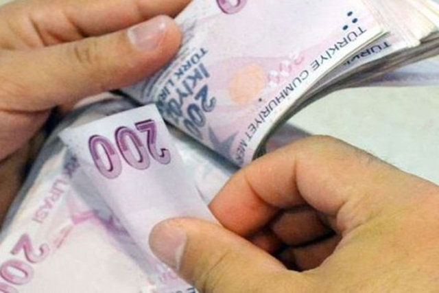 TECİL EDİLEN BORÇLARA TAKSİT İMKANI - Daha önce Maliye ile mükellef arasında sağlanan uzlaşma çerçevesinde tecil edilip de tecil şartlarına uygun olarak ödenen borçların kalan taksit tutarları da bu yasa kapsamında yeniden yapılandırılabilecek.