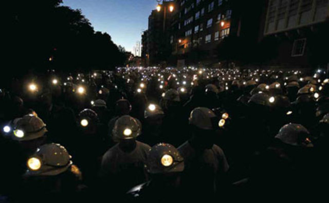 -Yeraltında kömür üretimi işlerinde çalışan işçilerin ücreti, brüt asgari ücretin iki katından az olamayacak. 1 Temmuz'dan itibaren brüt asgari ücret bin 134 liraya yükseldiği için, yeraltı işçilerinin brüt ücreti en az 2 bin 268 lira olacak.