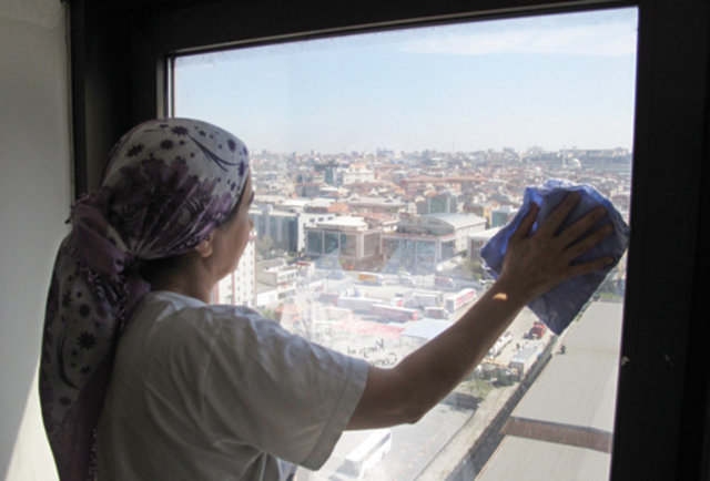 Gündelikçilerin kuponla sigortalanması 1 Nisan 2015'ten itibaren zorunlu oluyor. 10 günden fazla çalıştırılan gündelikçinin aylık sigorta primi 283 lira, 10 günden az çalıştırılanlarda ise 4 gün için 3 lira.