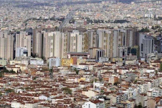 Bu da yüz binlerce apartman ile bakkal, manav, büfe, konfeksiyoncu, kitapçı, kuyumcu, mücevheratçı, emlakçı gibi az tehlikeli işyerlerinin doktor ve iş güvenliği uzmanı çalıştırması veya hizmet alması demekti. Torba yasayla bu yükümlülükten kurtuldular.