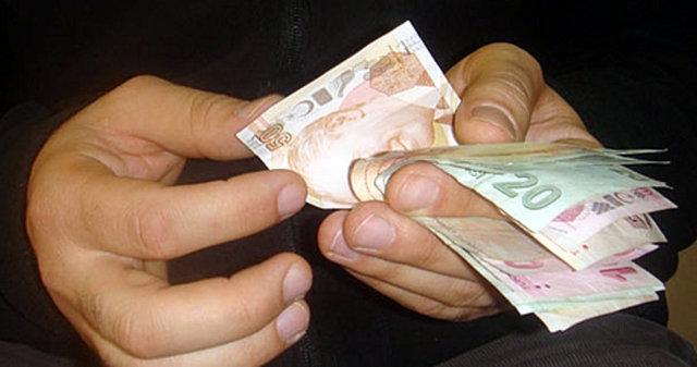 Şu an en üst tavandan 5.5 milyon kişinin ayda 272 lira prim ödeme yükümlülüğü bulunuyor. Bunlardan sadece 176 bin 420'si, gelir testi sonucu gerçekten de kişi başına geliri asgari ücretin iki katından fazla olanlardan oluşuyor.