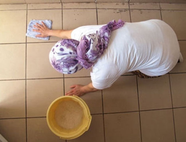 Torba yasanın getirdiği en önemli yeniliklerden biri evlere temizliğe giden gündelikçilere sağlanan kuponla sigortalama kolaylığı oldu. Hemen bir şey yapmanıza gerek yok; gündelikçilerle ilgili yeni uygulama 1 Nisan 2015'ten itibaren başlayacak.