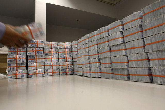 Askerlik para cezaları, Seçim para cezaları, Nüfus para cezaları, Trafik para cezaları, Karayolları kaçak geçiş ücreti cezaları, Karayolu Taşıma Kanunu'na göre verilen para cezaları, Radyo ve Televizyon Üst Kurulu (RTÜK) tarafından verilen para cezaları