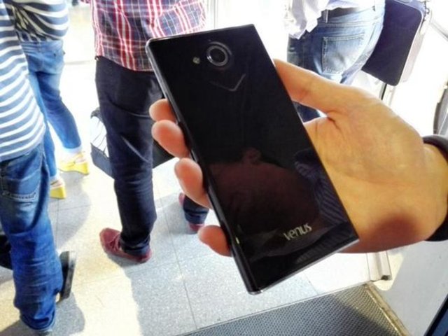 152.5x77.5x9 ölçülere sahip olan telefon 180 gram ağırlığında.