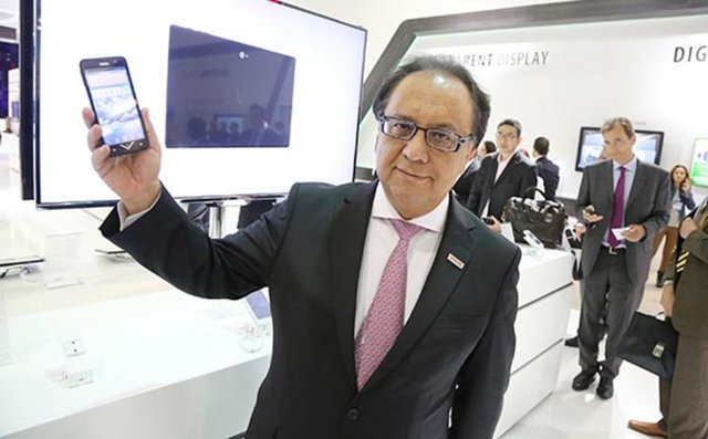 13 megapiksel kamerası olan akıllı telefonun 2000 mAh'lık pil kapasitesi var.