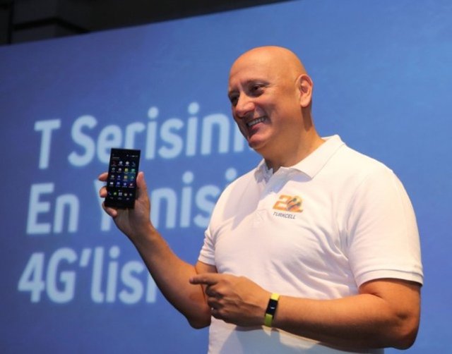 13 megapiksel kamerası olan akıllı telefonun 2300 mAh'lık pil kapasitesi var.