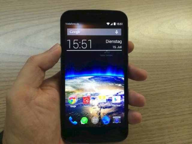 5 megapiksel kamerası olan akıllı telefonun 3000 mAh'lık pil kapasitesi var.