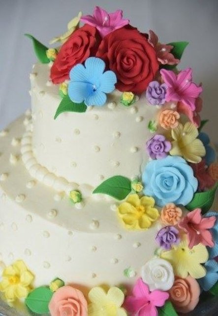 O özel ana dair tüm detaylar en ince ayrıntısına kadar düşünülürken, pastanın da güzel ve özel olmasına dikkat edilir.