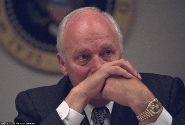 Saldırı gününde Başkan Bush Sarasota'da bir okulda etkinlikteyken Beyaz Saray'da yerine vekalet eden isim Dick Cheney'di.  -