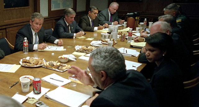 21:00:00 - Başkan Bush halka hitap ettikten sonra Ulusal Güvenlik Konseyi'ni topluyor. Bu saldırıları planlayan ve düzenleyen grupları, ayrıca bunlara yataklık yapan ülkeleri cezalandıracağını söylüyor.