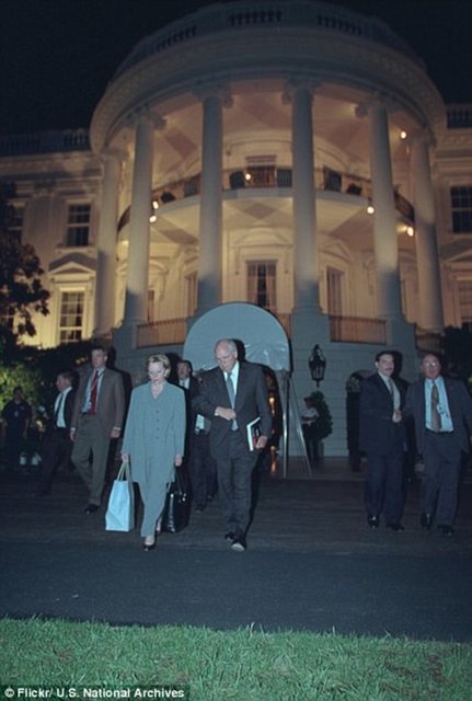 Cheney ve eşinin güvenli bir uçakla gizli bir şekilde çıkışları sağlanıyor.  -