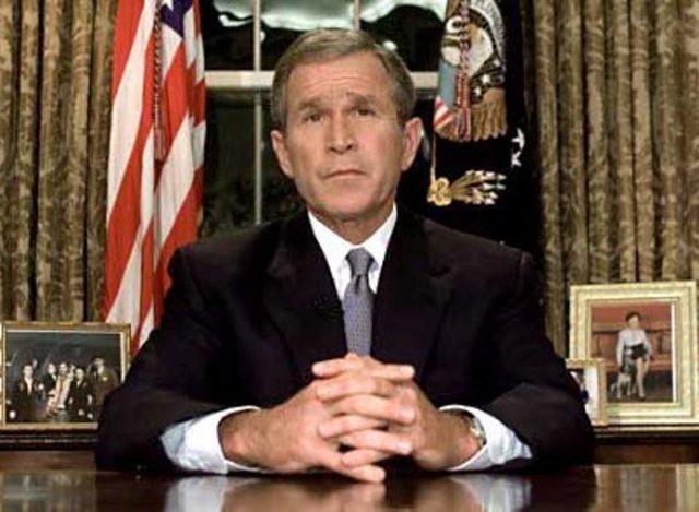 20:30:00 - Beyaz Saray'dan halka hitap eden Başkan Bush, ülke tarihinin en karanlık günlerinden birini şu sözlerle özetliyor: "Bu kitlesel cinayet eylemleri halkımızı korkutarak kaosa sürüklemeyi ve ricat ettirmeyi amaçlıyordu ancak başarısız oldu."