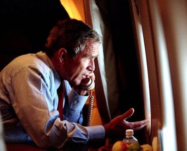 18:54:00 - Başkan Bush, Florida'yı terk ettikten dokuz saat sonra Washington'a iniyor. Günün çoğunu başkanlık uçağı Air Force One'da, çeşitli güvenli mekanlar arasında gidip gelerek geçirmiş.