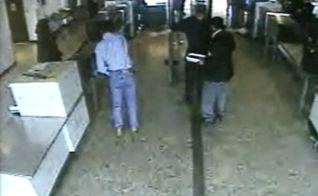 07:18:00 - Washington'un dış mahallelerindeki Dulles Havaalanı. İkinci bir grup hava korsanı Amerikan Havayolları'nın Los Angeles'a giden 77 sefer sayılı uçağına (AA77) biniyor.