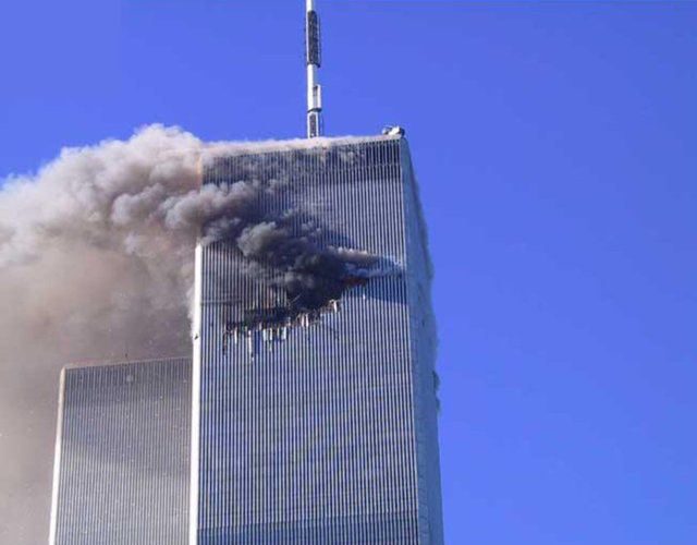 08:46:40 - Dünya Ticaret Merkezi'ne saatte 700 km hızla çarpan uçaktaki herkes ölüyor. 110 katlı gökdelen çalışanlarının da bir çoğu hayatını kaybederken, lobiye dek inen bir patlama gerçekleşiyor.