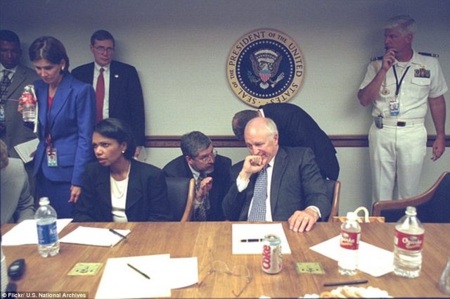 Dick Cheney ve David Addington yasal otoritenin güvenliği hakkında,konuşuyor.  -