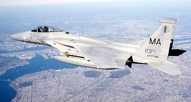 08:37:52 - Yolculara yapılan "Eğer bir şey yaparsanız hem kendinizi hem uçağı tehlikeye atarsınız. Sessiz olun" anansunu kaydeden hava trafik kontrolleri, orduya haber veriyor.