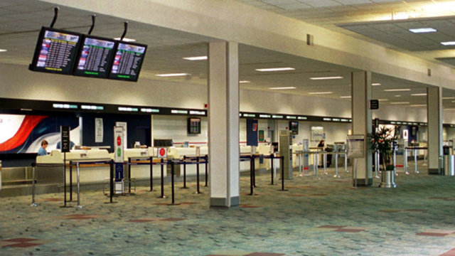 12:30:00 - Ülke tarihinde ilk defa hava sahası uçuşlara kapatılıyor. Acil bir durumu olmayan tüm sivil uçaklar yere iniyor. Onbinlerce insan havaalanlarında mahsur kalıyor.