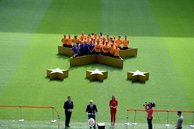 - Hepsi bi yana Galatasaray bu sene 4. yıldızı takamazsa bütün bu seremoni yüzünden yıllarca dalga geçilecek camiayla, bunu da mı düşünmediniz?