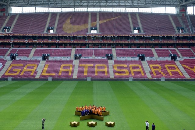 - 3A Sınıfından arkadaşımız Wesley Sneijder'i "4.Yıldız" adlı şiirini okuması için kürsüye davet ediyoruz.