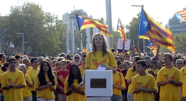Barcelona'daki gösteriye Katalonya'da iktidardaki CIU ile muhalefetteki ERC, ICV, CUP partileri de destek verirken, PPC ve Ciutadans partileri her zamanki gibi tepki gösterip, İspanya yanlısı alternatif gösteri düzenledi