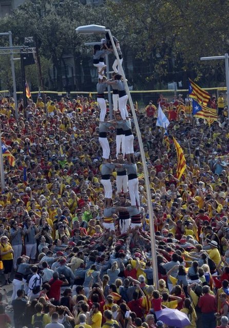Katalonya Ulusal Asamblesi (ANC) ile Omnium Cultural adlı sivil toplum kuruluşlarının çağrısıyla Barcelona'nın iki büyük bulvarında, "Victoria, votar" (zafer, oy kullanmak) sözlerine atfen "V" harfinde insan mozaiği oluşturuldu
