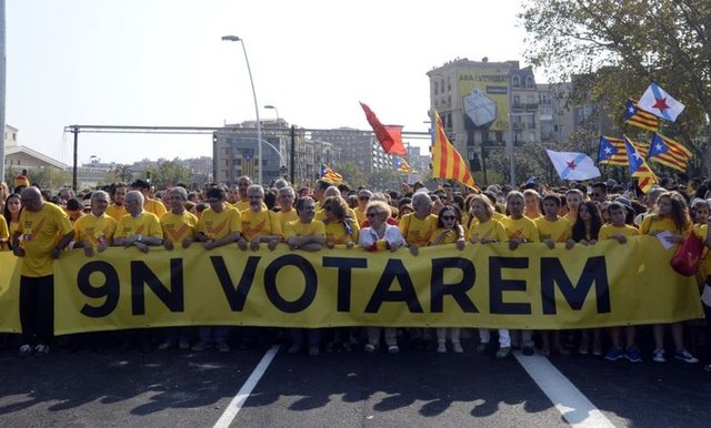 Bu arada Katalonya Özerk Yönetimi Başkanı Artur Mas, basına verdiği demeçlerde 9 Kasım'da referanduma gidilmesi için her şeyin hazır olduğunu söyledi.