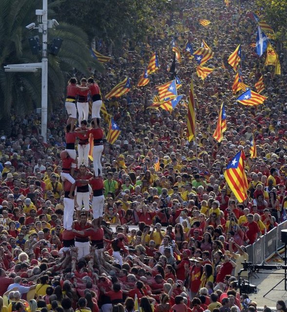 İspanyol hükümetinin, demokratik bir şekilde Katalonya'nın referanduma gitmesine izin vermesi gerektiği savunulup, Katalanlardan pes etmeyip, sonuna kadar direnmeleri istendi.