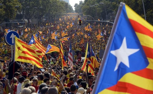Öte yandan bağımsızlık karşıtı olan, Katalonya'daki diğer siyasi partilerden Halk Partisi'nin Katalonya'daki kolu PPC ve Ciutadan's ise Tarragona kentinde "Diada"yı andı.