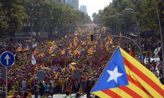 Madrid'de katıldığı bir programda gazetecilerin sorularını yanıtlayan Rajoy, "Bir Endülüs, bir Katalan kalbinde yaşayabilir veya bir Madridli, bir Galisyalı'nın cömertliği sayesinde hayatta kalabilir" dedi. -