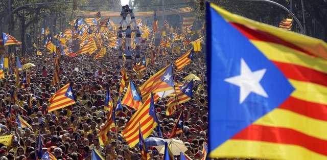 11 Eylül 1714'ün Bourbon ordularının Katalonya'ya girip Barcelona'nın düştüğü tarih olması sebebiyle saat 17.14'ü gösterdiğinde sokakları dolduran binlerce kişi marşlar okuyarak ve ellerindeki Katalan bayraklarını sallayarak seslerini duyurmaya çalıştı.