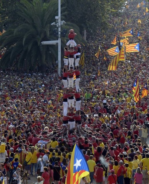500 binden fazla katılımın olduğu gösteride, İspanyol devletine "oy kullanmak istiyoruz" yazılı pankartla mesaj gönderildi.