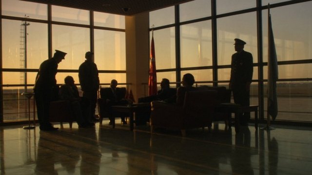 Film dönemi, Abdi İpekçi suikastinden başlatarak ele alıyor. Gazeteci Avni Özgürel'in senaryosu yazdığı film, 12 Eylül darbesinde CIA'nın rolünü tartışmaya açması bakımından dikkat çekici.